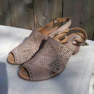 Earth Sandals Leather size 8 Taupe color